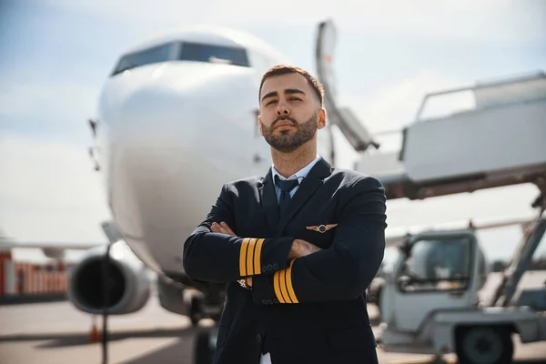 Stolt pilot tittar rakt med en drömmande blick — Stockfoto