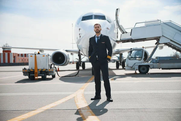 Capitano in piedi mentre il suo aereo si prepara al volo — Foto Stock