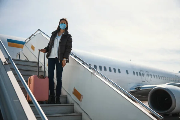 Weibliche Reisende auf dem Weg zu modernen Flugzeugen — Stockfoto
