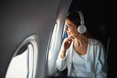 Mutlu yolcu lombozun yanında oturmaktan faydalanıyor.