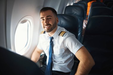 Uçak kabinini kontrol ettikten sonra tatmin olmuş pilot.