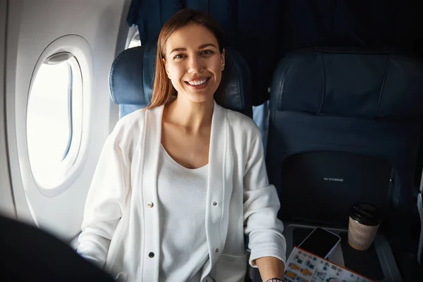 Retrato de bela senhora sorridente no avião — Fotografia de Stock