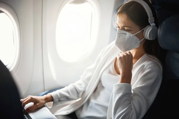 Passager féminin calme de l'avion en utilisant un ordinateur portable moderne — Photo