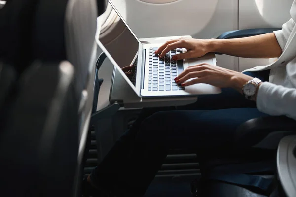 Table basse confortable utilisée dans l'avion pour ordinateur personnel — Photo