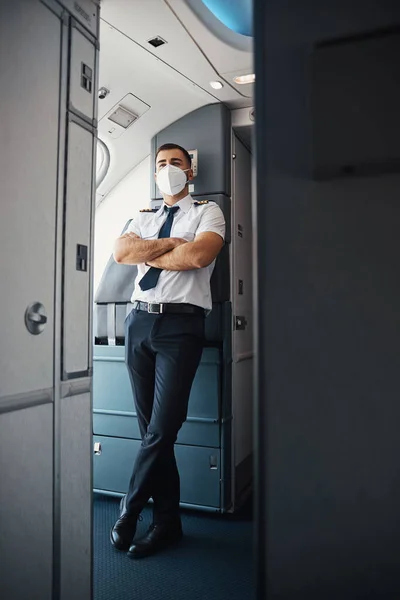 Calma giovane pilota avendo breve riposo dopo il volo — Foto Stock