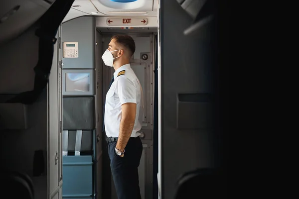 Aviere in uniforme in piedi sotto il cartello di uscita — Foto Stock