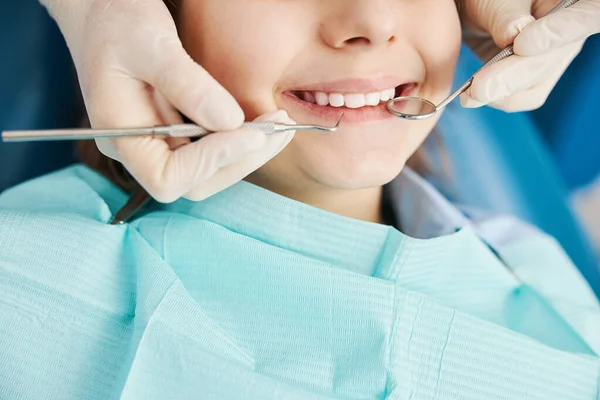 Teeth of minor dental office client during procedure — Stock Photo, Image