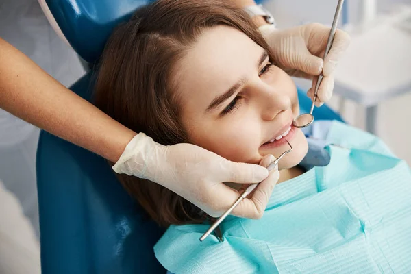 Niño contento disfrutando de la inspección dental con herramientas —  Fotos de Stock