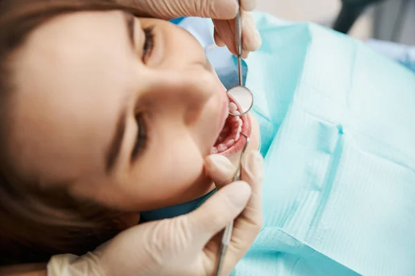 Kiskorú betegek nyitott szája az orvosi vizsgálat során — Stock Fotó