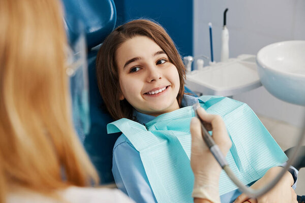 Спокойный мальчик ждет начала стоматологической операции