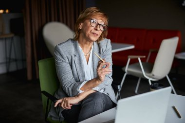 Kamerada poz veren çekici bir kadının portresi.