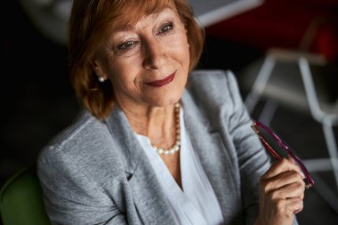 Düşüncelere dalmış güzel bir kadının portresi.