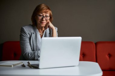 Çevrimiçi iletişim kuran esmer kadın.