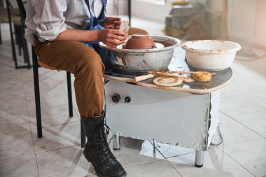 Çelik çanak çömlek kazıyıcısı alan işçiler pürüzsüz yeşil eşyalar için