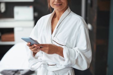 Modern cihazlı zarif iş kadını hafta sonları tatil köyünde vakit geçiriyor.