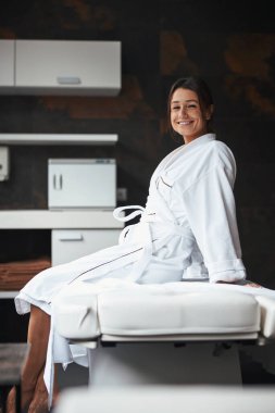 Esmer beyaz iş kadını güzellik merkezinde dinleniyor ve dinleniyor.