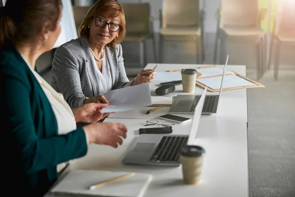 Geschäftsinhaber übergibt Papierbogen an eine Person — Stockfoto