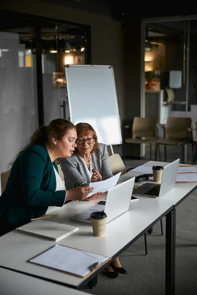 Unerfahrene Arbeiterin lernt von ihrem Chef — Stockfoto