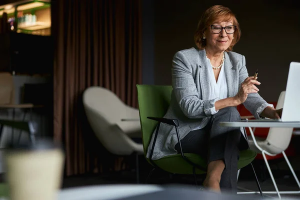 Positivo encantado mujer mayor tener reunión en línea — Foto de Stock