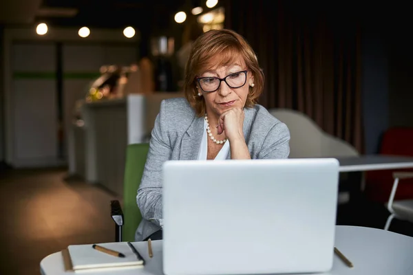 Konzentrierte reife Frau hört ihrem Partner online zu — Stockfoto