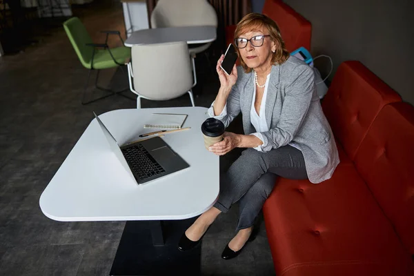 Attraktive Geschäftsfrau im Gespräch in allen Ohren — Stockfoto