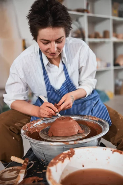 Femme céramiste peler couche d'argile de bol — Photo