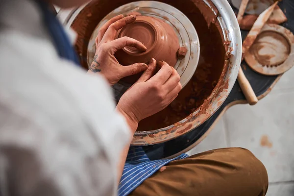 Poterie artiste côté bol à gratter avec une main — Photo