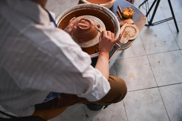 Artesano suavizando el fondo del tazón con herramienta y dedo —  Fotos de Stock