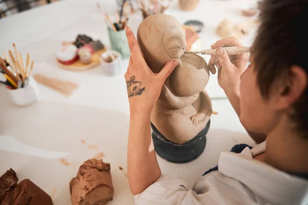 Çanak çömlek sanatçısı hayvan heykelciliği yapıyor. — Stok fotoğraf