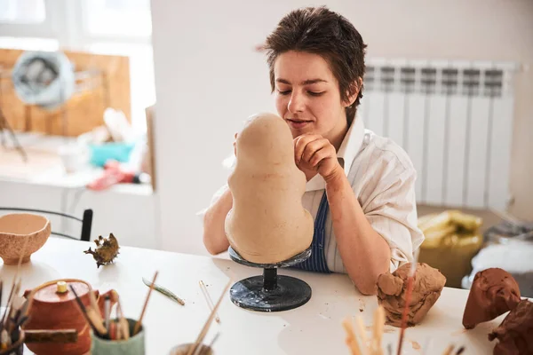 Fabricante de macetas modelado características faciales de la estatuilla de arcilla —  Fotos de Stock