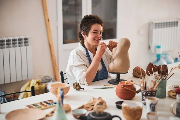 Radostná keramika návrhářka připravuje čepel svého řezbáře — Stock fotografie
