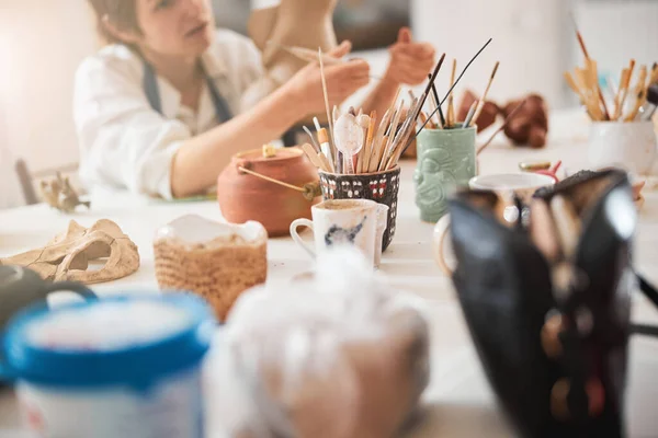 Stolik pokryty przyrządami i urządzeniami ceramicznymi — Zdjęcie stockowe