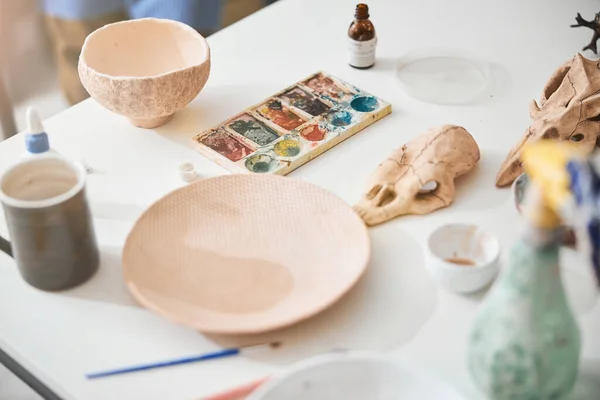 Płyty ceramiczne i paleta farb stojących na stole — Zdjęcie stockowe