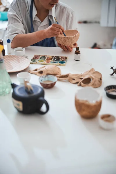 Krukmakare som täcker skålen interiör med ritningar — Stockfoto