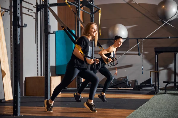 Two pretty women working out together at the gym — Stock Photo, Image