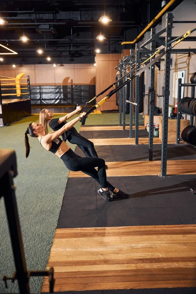 Mujeres delgadas construyendo núcleo y abs fuerza en el gimnasio — Foto de Stock