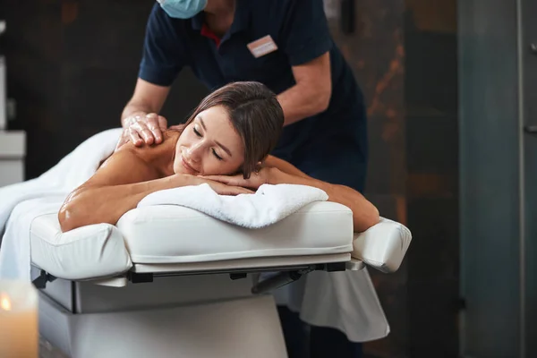 Mooie elegante blanke vrouw ontspannen bij de aromatherapie met etherische olie in beauty clinic — Stockfoto