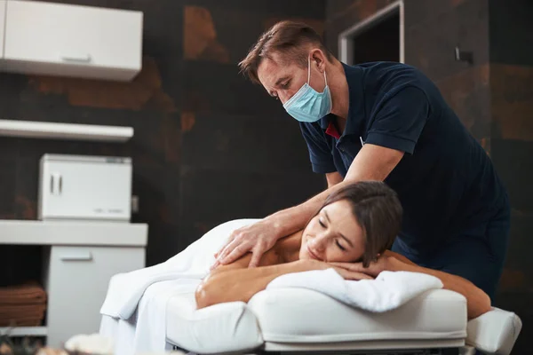 Erwachsene kaukasische Masseurin Heilung Körperbehandlung für Patientin in Wellness-Zentrum — Stockfoto