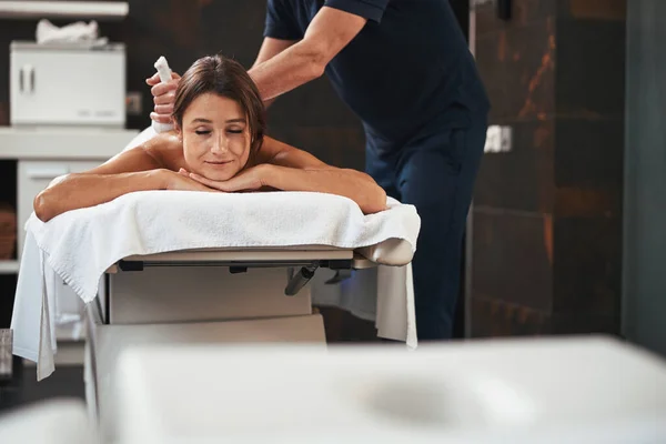 Mooie rustige blanke vrouw krijgen niet traditionele massage in schoonheidskliniek — Stockfoto