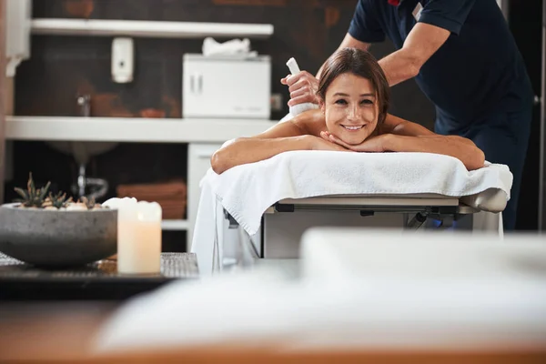 Lachende vrij elegante vrouw tijd doorbrengen in gezondheidscentrum terwijl het ontvangen van professionele nieuwe techniek massage in gezondheidscentrum — Stockfoto