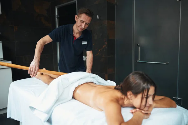 Erwachsene kaukasische Massage-Therapeut mit speziellen Werkzeug machen Anti-Cellulite-Massage im Wellness-Center — Stockfoto