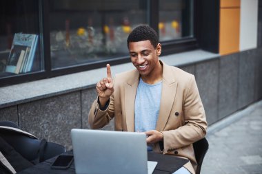Çevrimiçi konferans veren neşeli serbest yazarlara yakın çekim