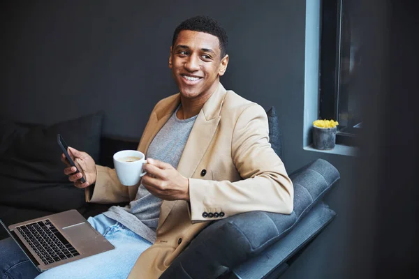 Porträt eines hübschen Mannes, der im Café sitzt — Stockfoto