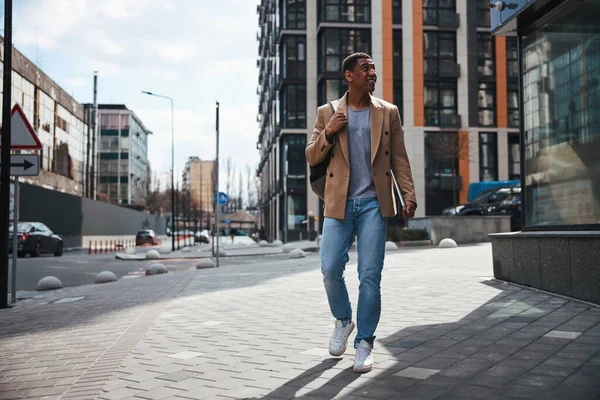 Un joven relajado caminando por la calle —  Fotos de Stock