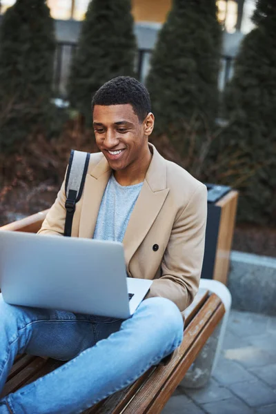 Joyful mannelijke persoon staren naar scherm van laptop — Stockfoto