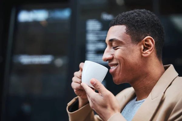 享受咖啡香味的快乐男性 — 图库照片
