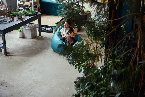 Dreamy attractive florist sitting in a bean bag chair — ストック写真