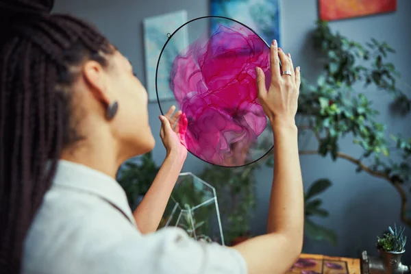 Artista profesional viendo una hermosa pintura abstracta —  Fotos de Stock