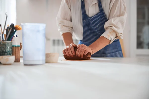 Oleiro competente preparando argila para fazer louças — Fotografia de Stock