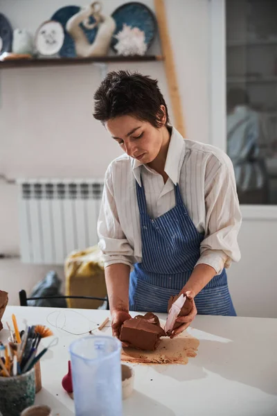 Pessoa feminina gentil segurando grande pedaço de fireclay — Fotografia de Stock